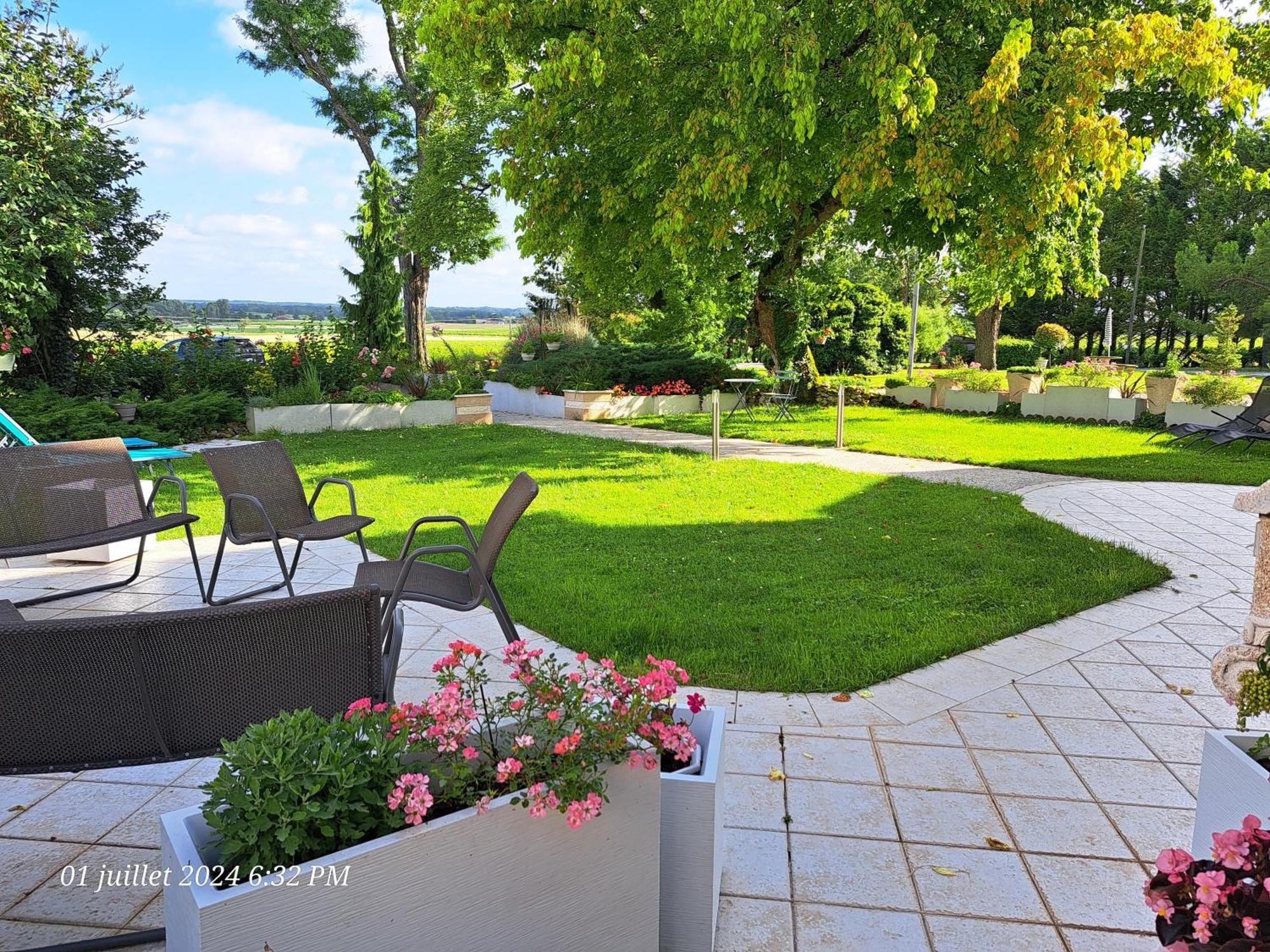 La Metairie Au Milieu Des Vignes Appartement Réaux Buitenkant foto