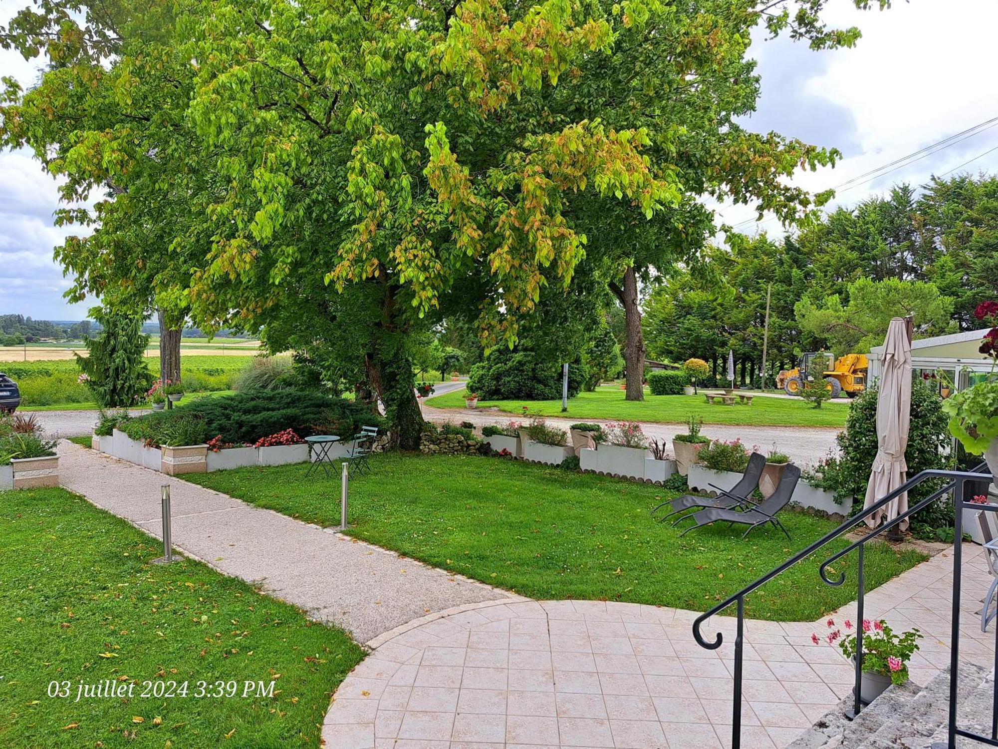 La Metairie Au Milieu Des Vignes Appartement Réaux Buitenkant foto